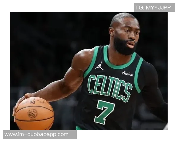 杰伦布朗半场表现全面9分9板6助助力球队攻防两端